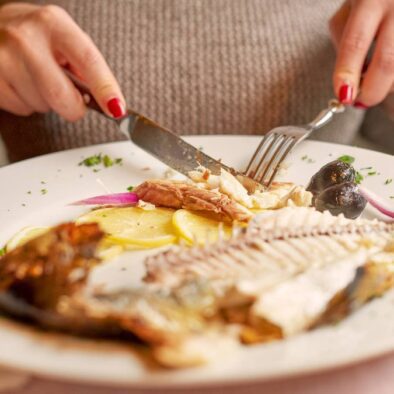 comiendo una deliciosa dorada